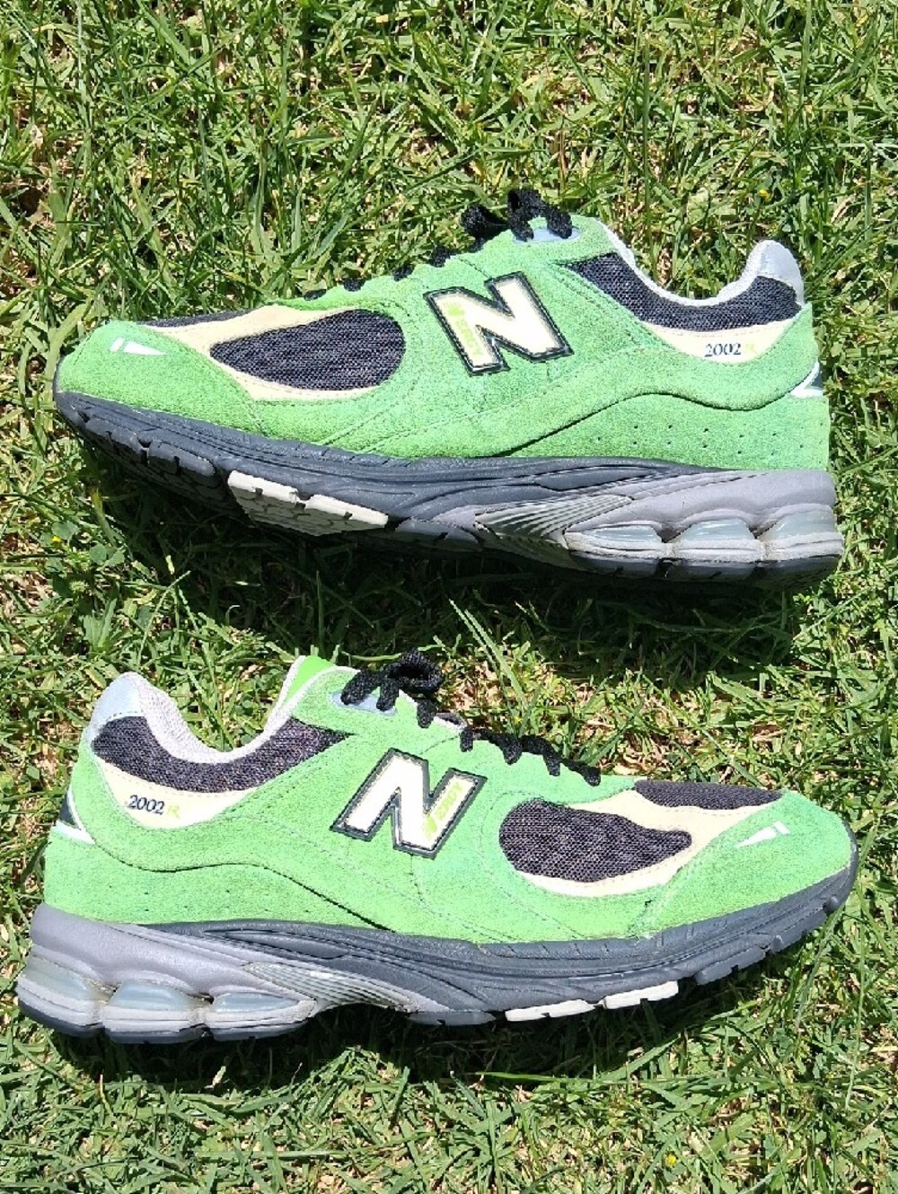 New Balance Men’s Green and Black 2002R Suede Mesh Sneakers - Picture 7 of 13